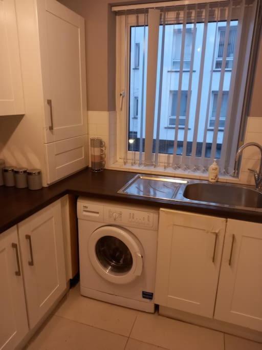 Modern 2-Bedroom City Apartment With Free Parking Belfast Kültér fotó